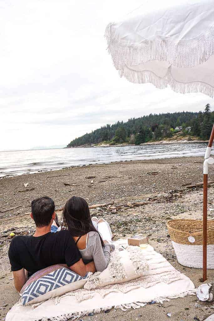 Signed Samantha's talking about what she's learned after three years of marriage - Samantha and McGregor are sitting on a picnic blanket at the beach